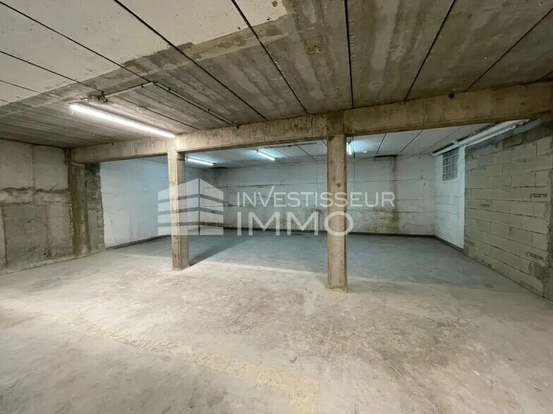 Retail in Melun for lease - Interior Photo - Image 1 of 6