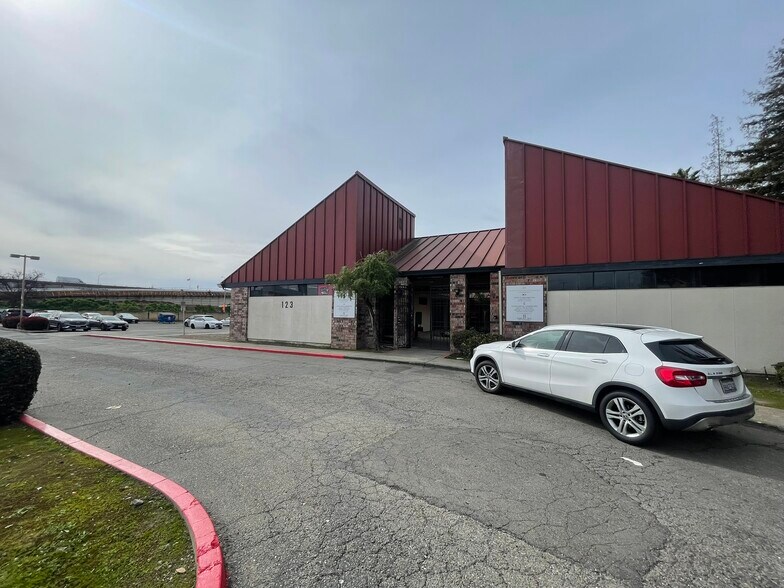 123 S Commerce St, Stockton, CA à louer - Photo du bâtiment - Image 3 de 22