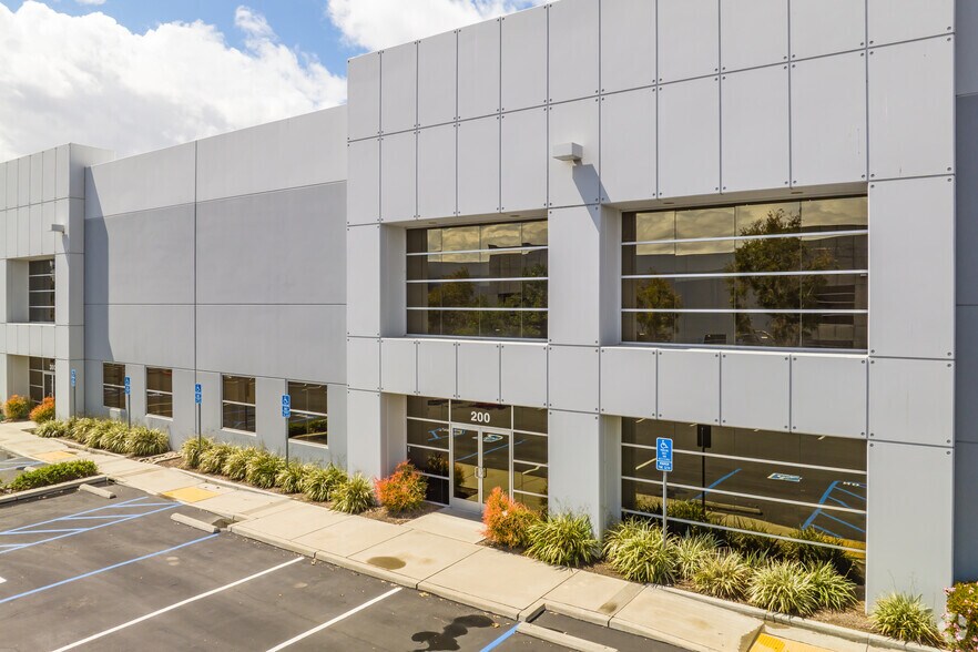 5250 Ontario Mills Pky, Ontario, CA à louer - Photo du bâtiment - Image 2 de 6