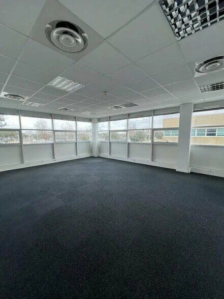 Office in Mérignac for lease - Interior Photo - Image 2 of 9
