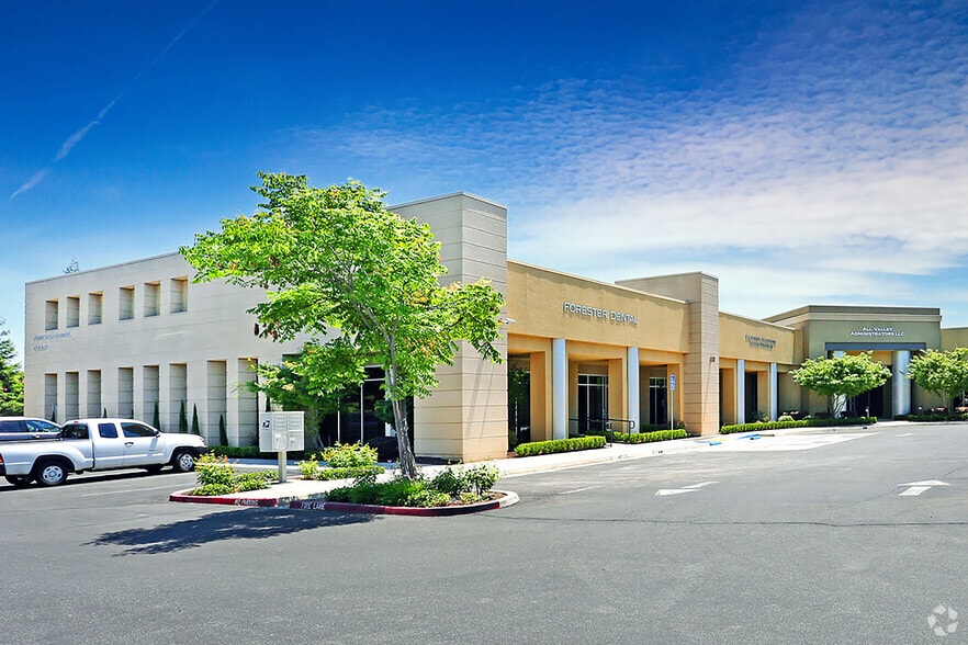 7525 N Cedar Ave, Fresno, CA for lease - Primary Photo - Image 1 of 7