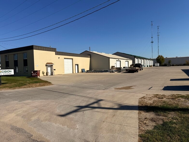 Shop/Office Portfolio for Sale portfolio of 5 properties for sale on LoopNet.ca - Building Photo - Image 2 of 8