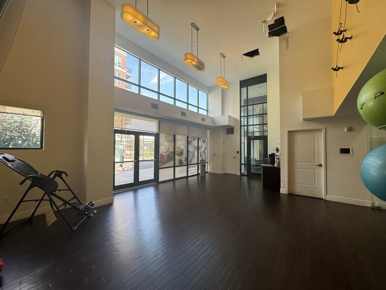 121 Towne St, Stamford, CT for lease - Interior Photo - Image 3 of 98