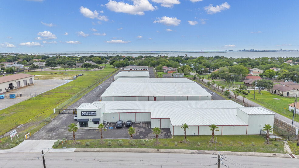 1663 Moore Ave, Portland, TX for sale - Primary Photo - Image 1 of 16