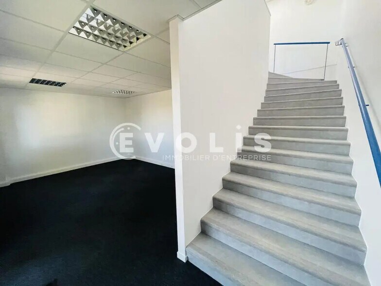 Flex in Lieusaint for lease - Interior Photo - Image 3 of 5