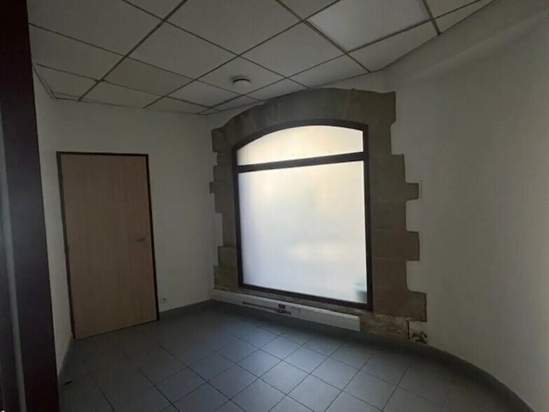 Retail in Pélissanne for lease - Interior Photo - Image 3 of 11