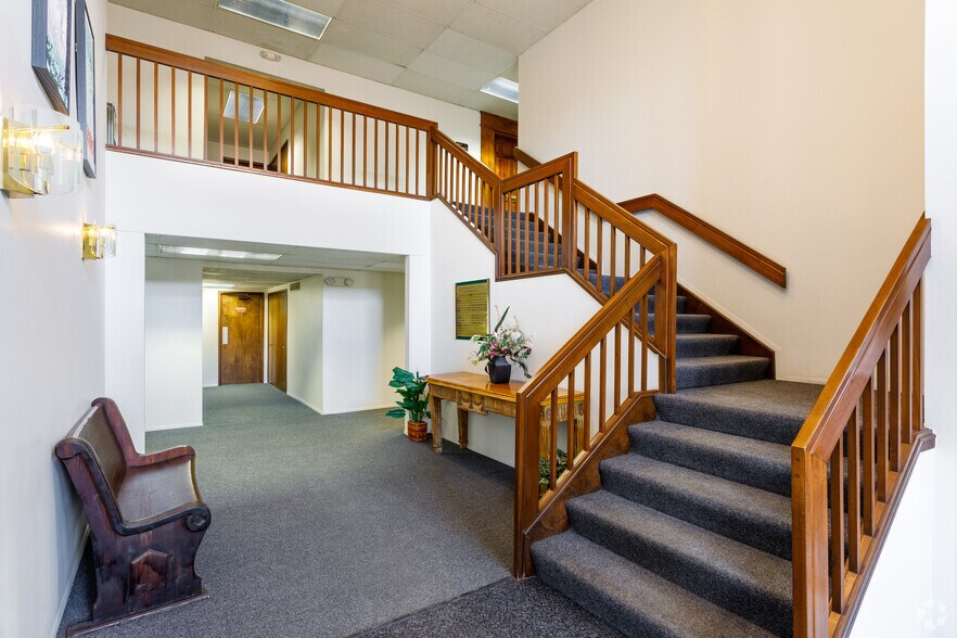 27600 Farmington Rd, Farmington Hills, MI à louer - Hall d’entrée - Image 2 de 5