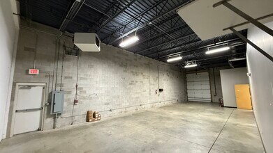 837 Oakton St, Elk Grove Village, IL à louer Photo intérieure- Image 2 de 13