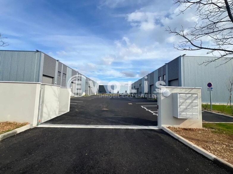 Local d'activités dans Saint-Vulbas à vendre - Photo du bâtiment - Image 3 de 22