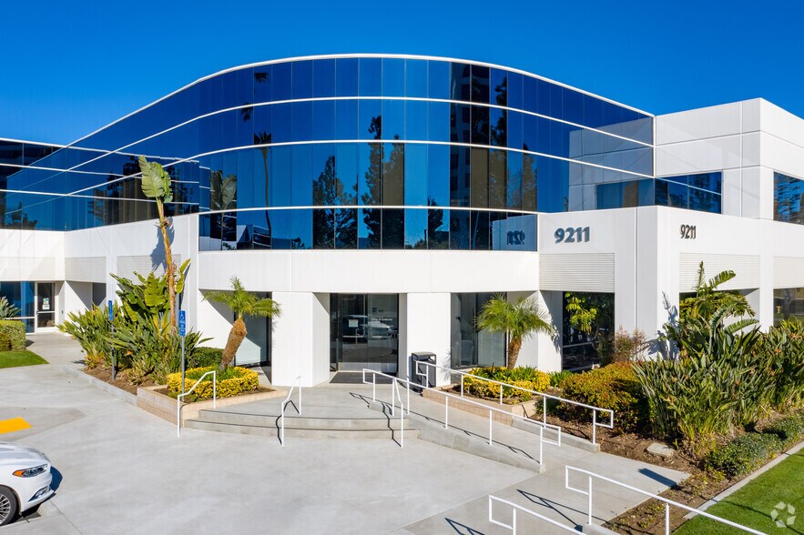 9201 Oakdale Ave, Chatsworth, CA à louer - Photo du bâtiment - Image 3 de 15