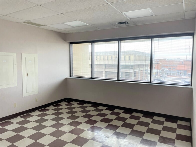 15 N 3rd St, Newark, OH à louer - Photo du bâtiment - Image 3 de 15