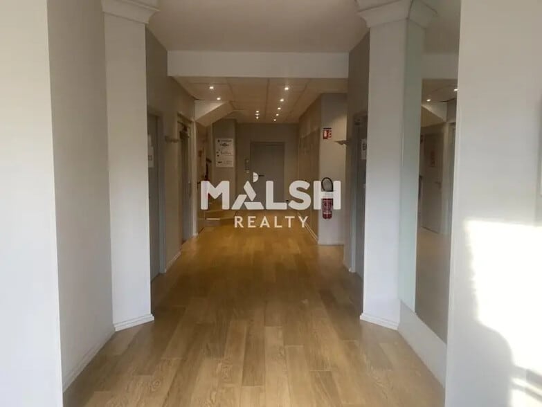 Office in Lyon for lease - Interior Photo - Image 2 of 10
