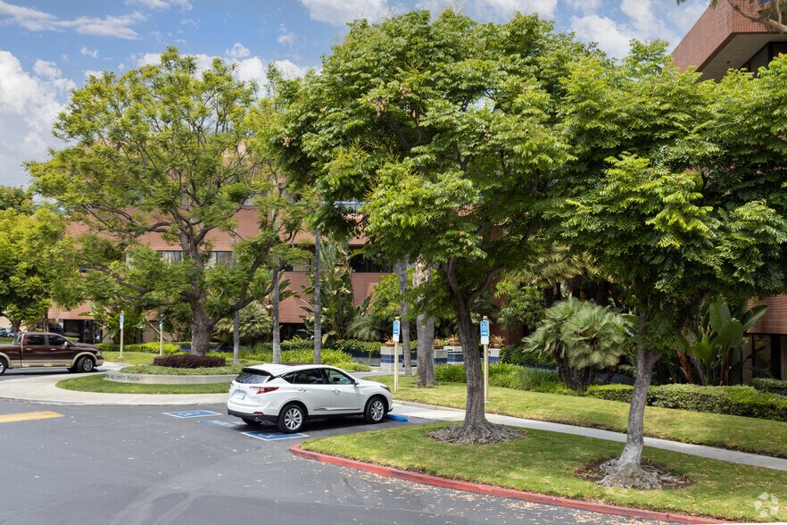 2601 Airport Dr, Torrance, CA à louer - Photo du bâtiment - Image 2 de 6