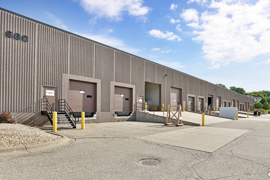 670 E Travelers Trl E, Burnsville, MN for lease - Building Photo - Image 3 of 4