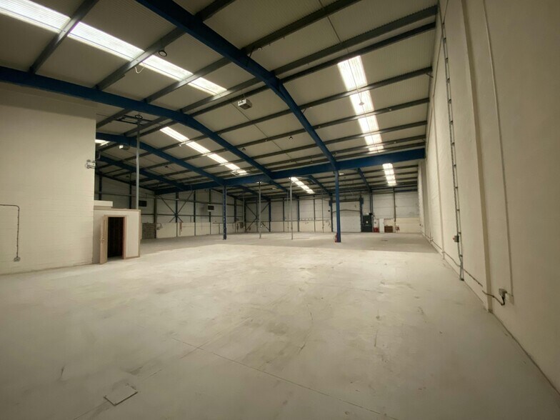 2-12 Market Pl, Dewsbury for lease - Building Photo - Image 3 of 10