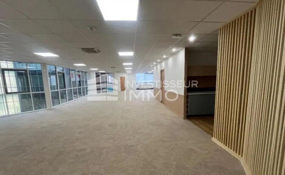 Office in Torcy for lease - Interior Photo - Image 2 of 4