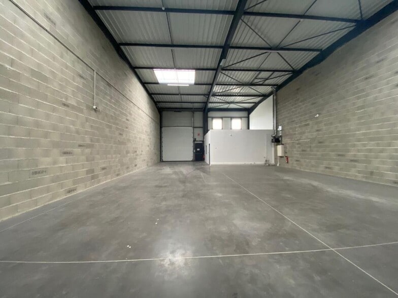 Flex in Decines Charpieu for lease - Interior Photo - Image 3 of 5