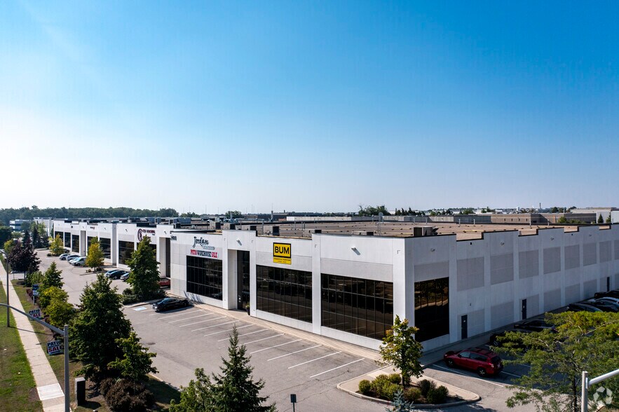 2400 Winston Park Dr, Oakville, ON à louer - Photo du bâtiment - Image 2 de 4