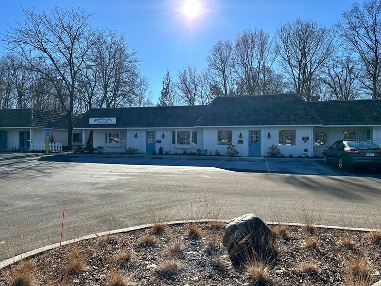 18279 Minnetonka Blvd, Deephaven, MN à louer - Photo du bâtiment - Image 2 de 12