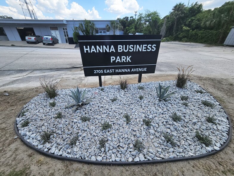 2705 E Hanna Ave, Tampa, FL à louer - Photo du bâtiment - Image 3 de 8