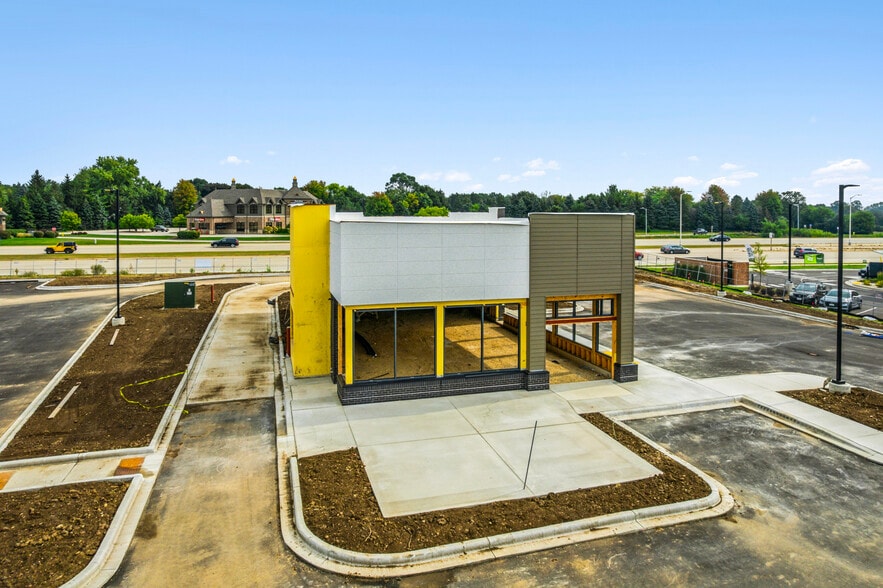 1299 Olympia Fields Dr, Oconomowoc, WI for sale - Building Photo - Image 3 of 12