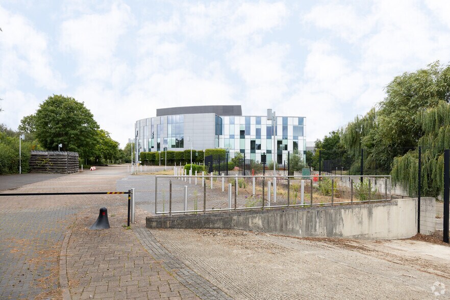 Farnborough Rd, Frimley à louer - Photo du bâtiment - Image 2 de 2