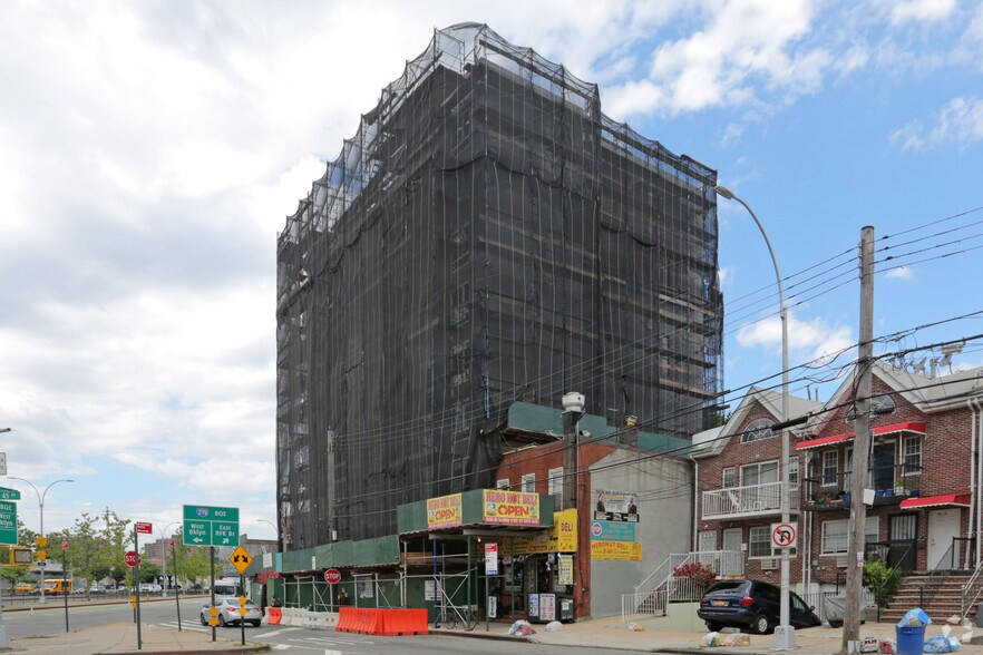 70-09 45th Ave, Flushing, NY for lease - Primary Photo - Image 1 of 12