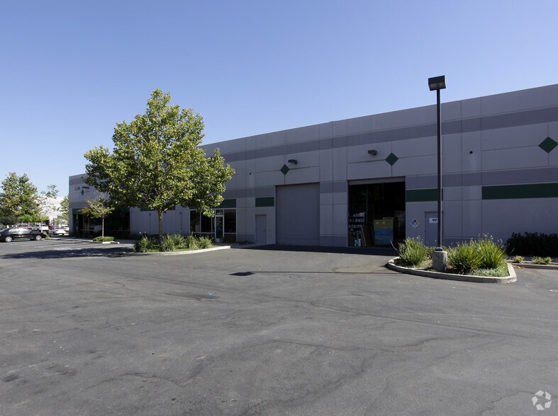 10624 Industrial Ave, Roseville, CA à louer - Photo du bâtiment - Image 2 de 5