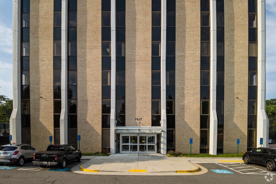 7617 Little River Tpke, Annandale, VA à louer - Photo du bâtiment - Image 2 de 3