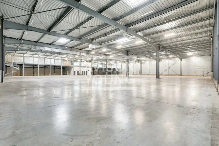 Flex in Villeparisis for lease - Interior Photo - Image 2 of 6