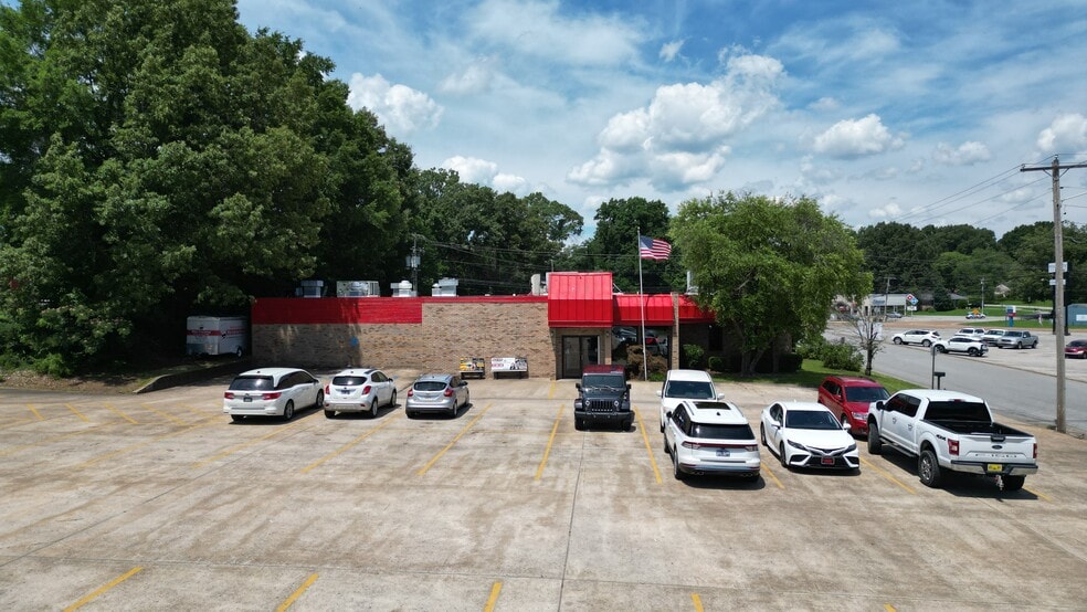 1027 Oakwood Dr, Milan, TN for sale - Building Photo - Image 3 of 12