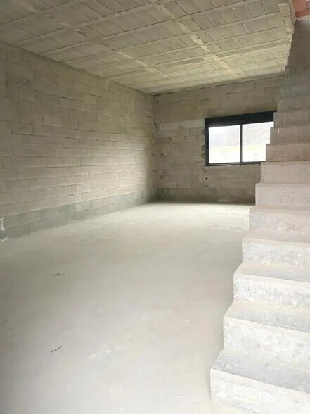 Retail in Cormeilles-en-Parisis for lease - Interior Photo - Image 2 of 4