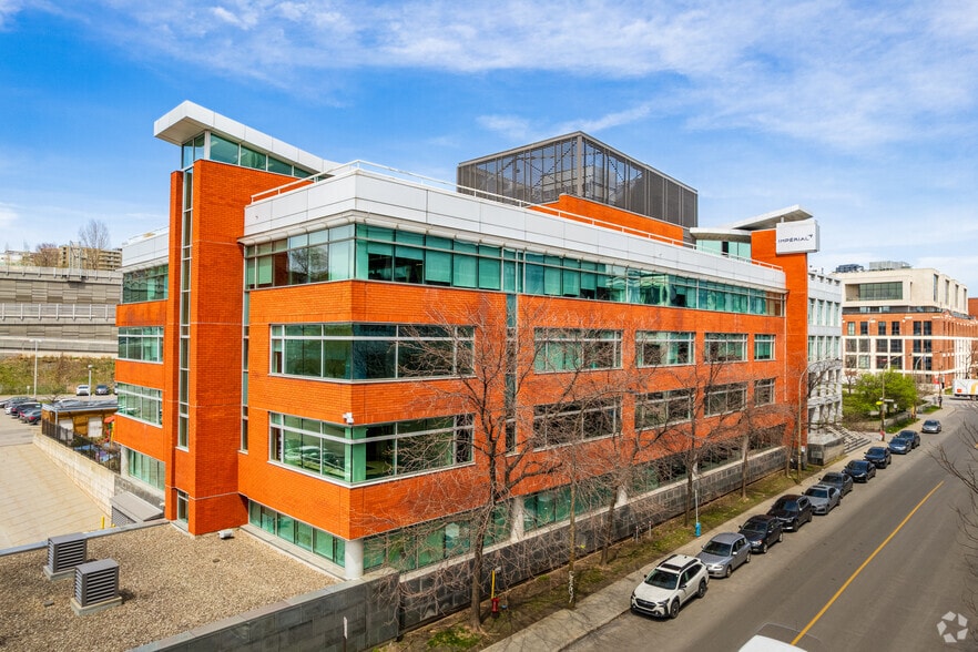 3711 Rue Saint-Antoine O, Montréal, QC à louer - Photo du bâtiment - Image 2 de 2
