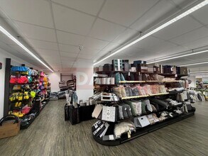 Retail in Santa Coloma de Gramenet, Barcelona for lease Interior Photo- Image 2 of 11