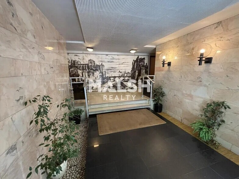 Office in Lyon for lease - Lobby - Image 2 of 11