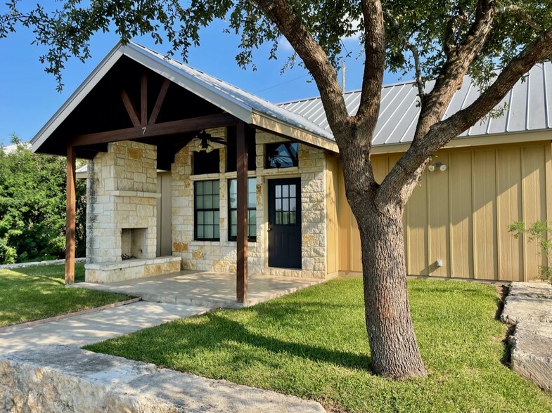 236 Valley View Dr, Uvalde, TX for sale - Primary Photo - Image 1 of 1