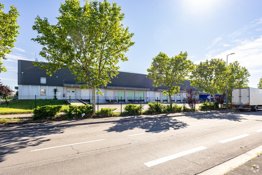 Industrial in Vénissieux for lease - Building Photo - Image 1 of 16