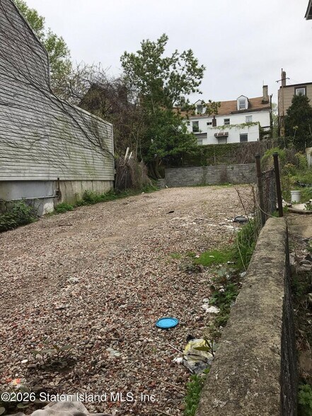 102 Montgomery ave, Staten Island, NY à vendre - Photo du bâtiment - Image 2 de 2