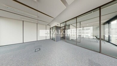 8 Rue Maurice Moissonnier, Vaulx-en-Velin for lease Interior Photo- Image 1 of 7