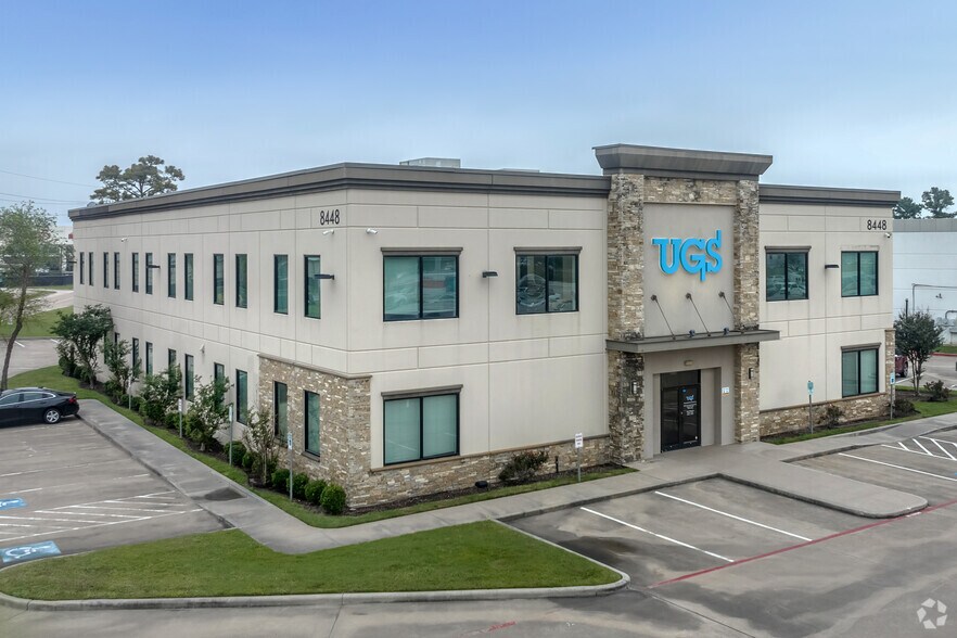 8448 N Sam Houston Pky W, Houston, TX à louer - Photo du bâtiment - Image 1 de 5
