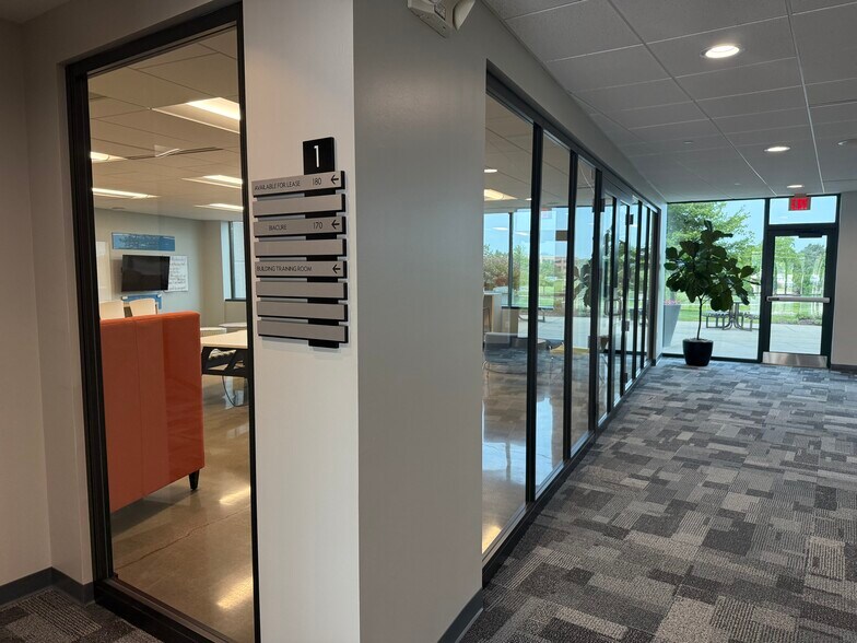 N19W24133 Riverwood Dr, Pewaukee, WI à louer - Photo intérieure - Image 2 de 7