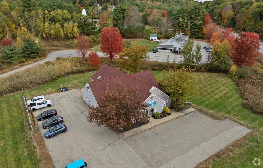 3 Maple St, Gilford, NH à vendre - Photo du bâtiment - Image 3 de 4