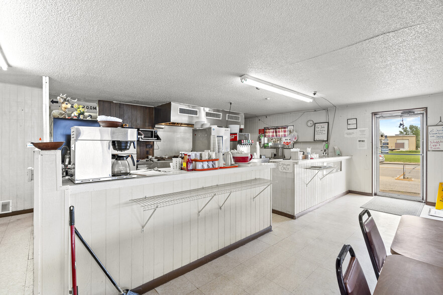 419 Broadway, Geary, OK for sale - Interior Photo - Image 3 of 28