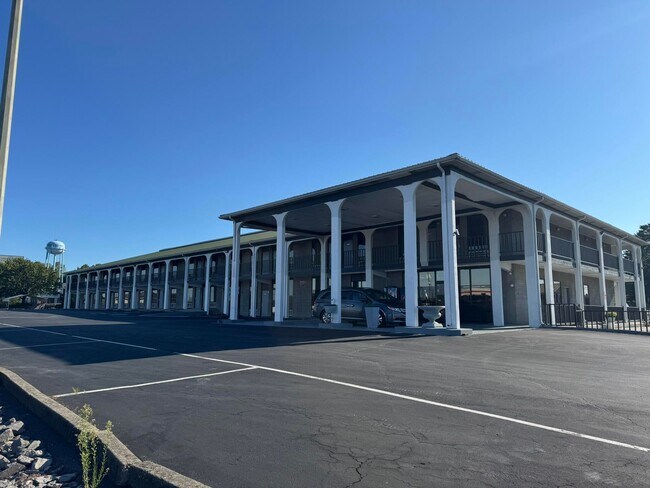 Plus de détails pour 990 Maple St, Russell Springs, KY - Services hôteliers à vendre