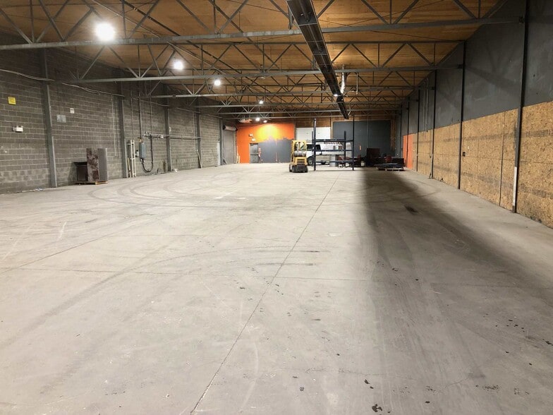 143 East Lake Blvd NE, Airdrie, AB for lease - Building Photo - Image 3 of 8