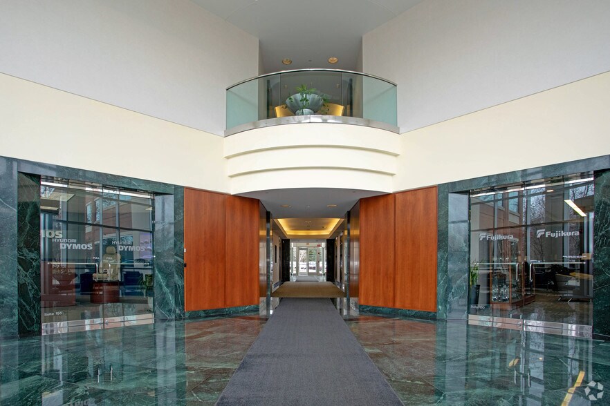 27555 Executive Dr, Farmington Hills, MI à louer - Hall d’entrée - Image 2 de 8