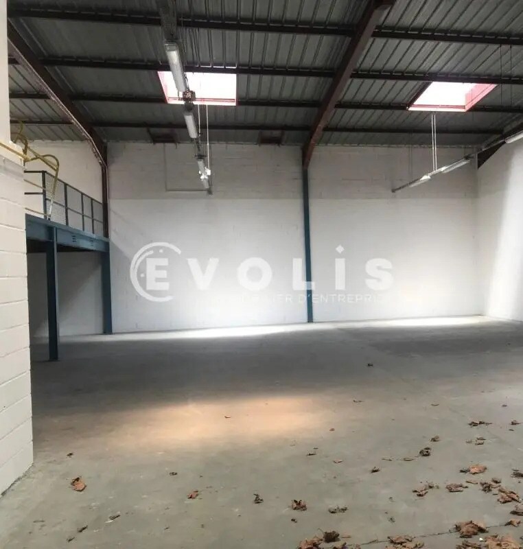 Flex in Saint-Soupplets for lease Building Photo- Image 1 of 5