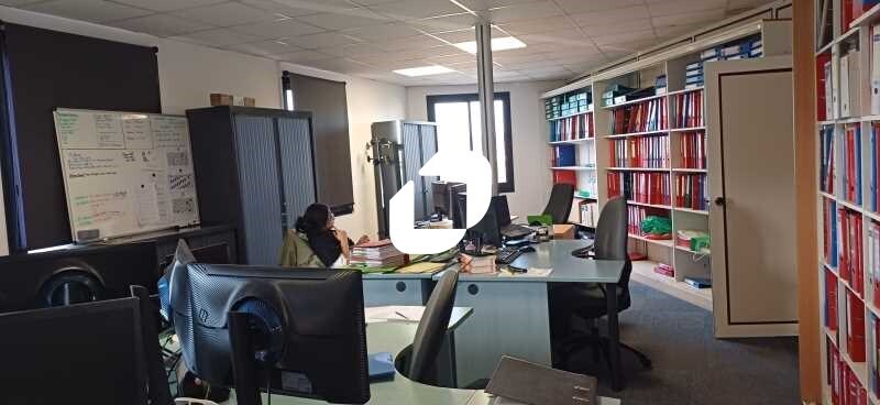Office in Aubergenville for lease - Interior Photo - Image 3 of 6