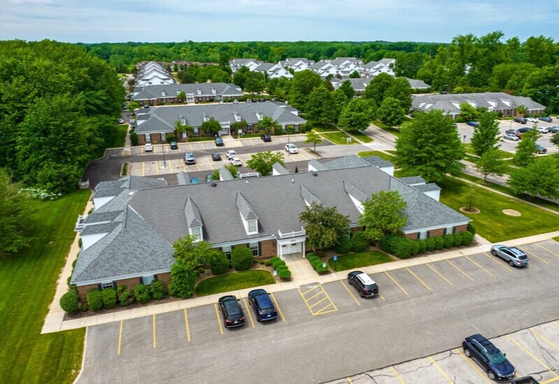 7010 Engle Rd, Middleburg Heights, OH à louer - Photo du bâtiment - Image 2 de 16