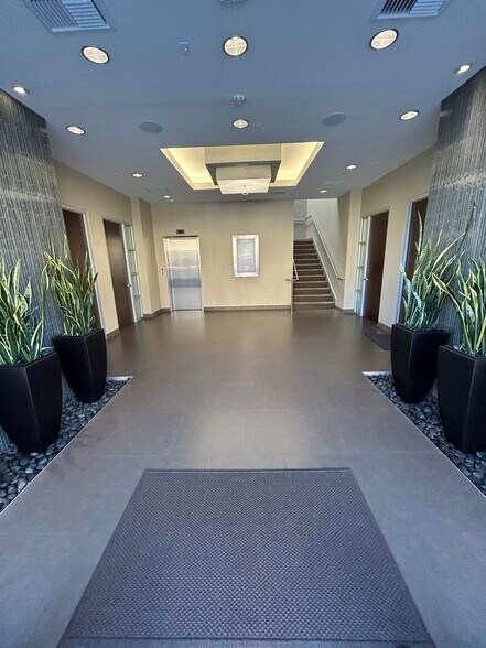 18426 Brookhurst St, Fountain Valley, CA à louer - Photo du bâtiment - Image 3 de 9